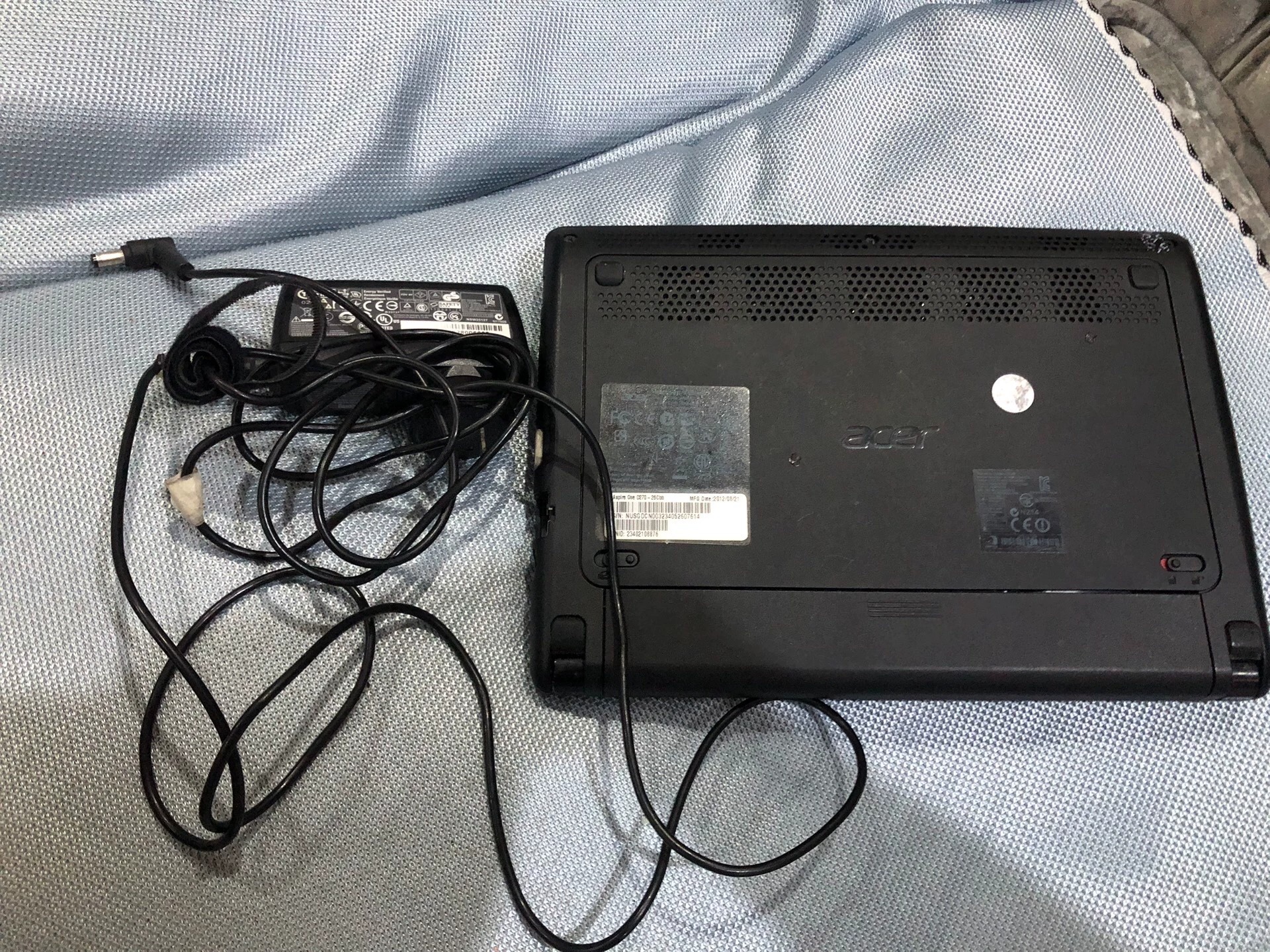 宏基 Acer Aspre One D270便携式笔记本，上网本，英特尔n2600处理器，2g运行内存，320g机械硬盘。电池不耐用，带原装电源。整体成色较差，